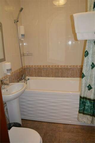 Гостиница Центральная Брянск Стандарт двухместный с двумя кроватями (TWIN)-6